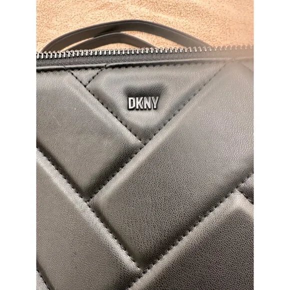 DKNY Bryant Park Quilted Sachet Crossbody BagLeather Chain Strap MSRP $198
